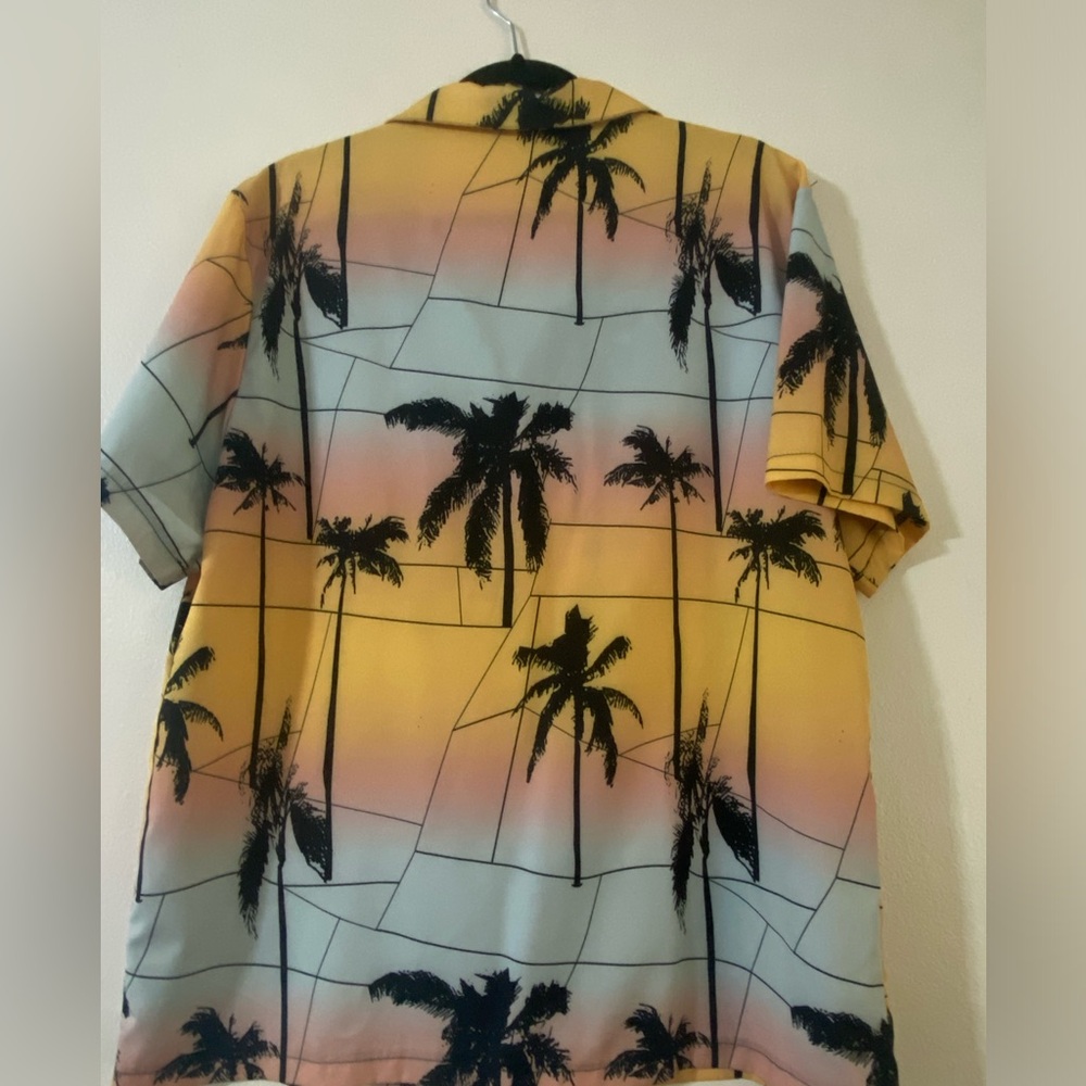 Tropical Button Up - Picture 4 of 4